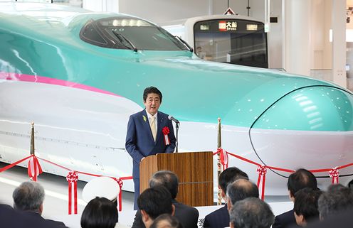 Photograph of the Prime Minister attending the commemorative ceremony for the opening of the new building and renewal of the main building at the Railway Museum