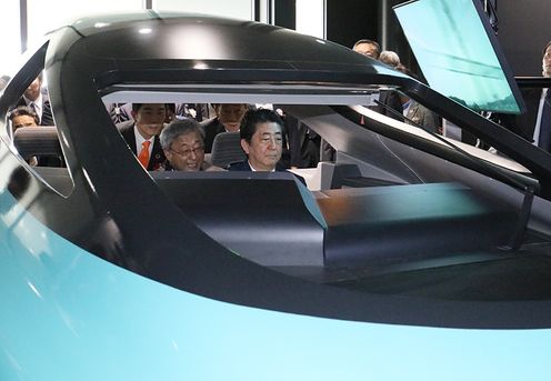 Photograph of the Prime Minister receiving an explanation of the Series E5 Shinkansen  simulator