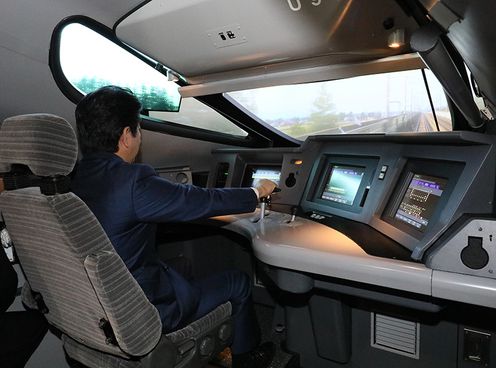 Photograph of the Prime Minister receiving an explanation of the Series E5 Shinkansen  simulator