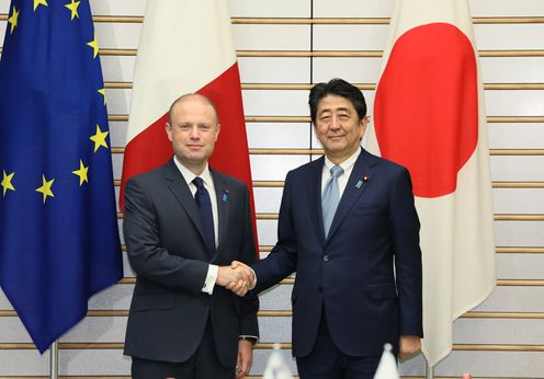 Photograph of the leaders shaking hands