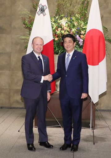 Photograph of the Prime Minister welcoming the Prime Minister of Malta