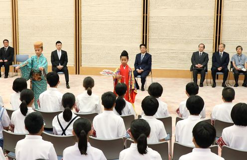 Photograph of the commemorative photograph session