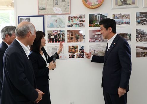 Photograph of the Prime Minister visiting a childcare center