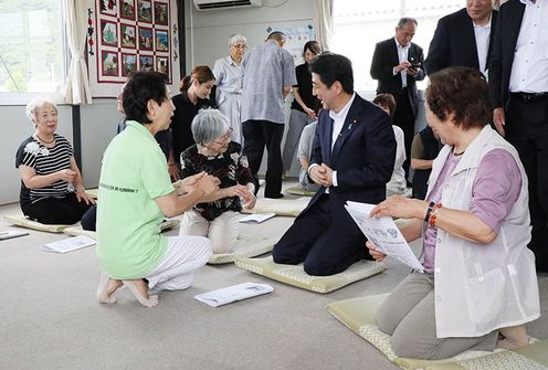 Photograph of the Prime Minister participating in the farewell party held by an NPO for people moving out