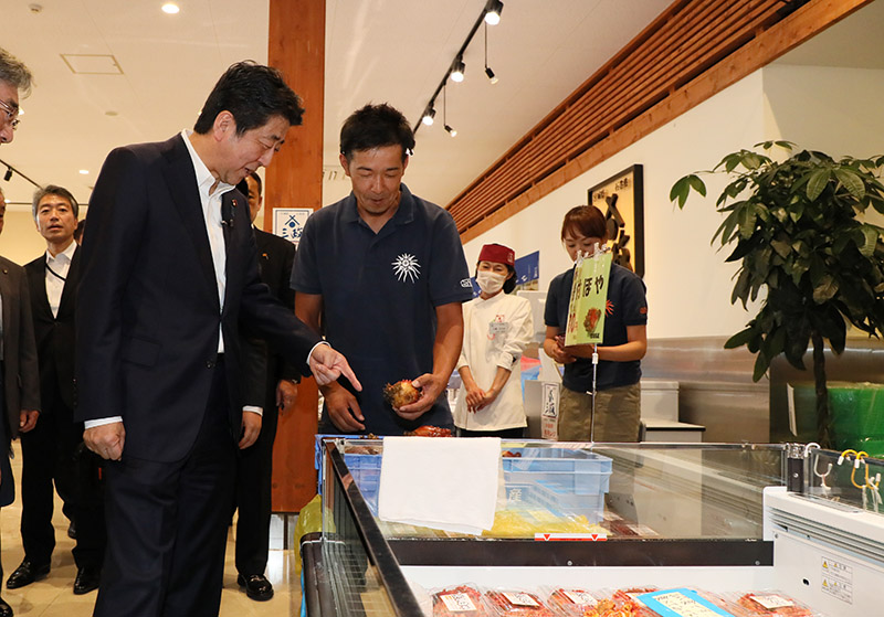 Photograph of the Prime Minister visiting Ishinomaki Genki Ichiba