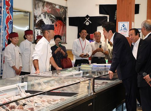 Photograph of the Prime Minister visiting Ishinomaki Genki Ichiba