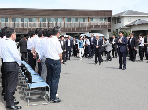 Photograph of the Prime Minister encouraging support staff