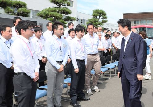 Photograph of the Prime Minister encouraging support staff
