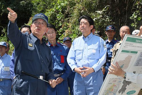 Photograph of the Prime Minister visiting a site affected by landslide