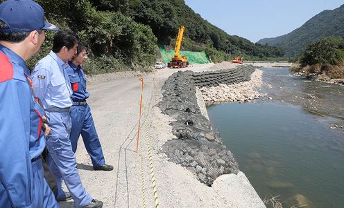 Photograph of the Prime Minister visiting a site affected by landslide