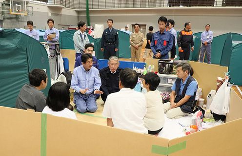 Photograph of the Prime Minister visiting an evacuation center