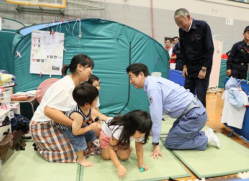 Photograph of the Prime Minister visiting an evacuation center