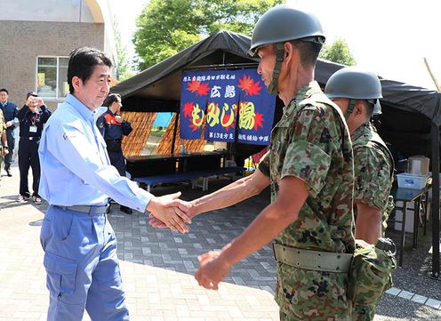 Photograph of the Prime Minister visiting an evacuation center