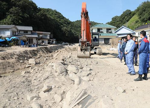 Photograph of the Prime Minister visiting a site affected by landslide