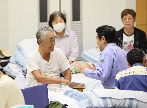 Photograph of the Prime Minister visiting an evacuation center