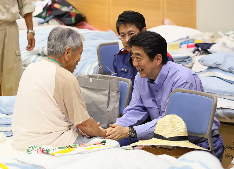 Photograph of the Prime Minister visiting an evacuation center