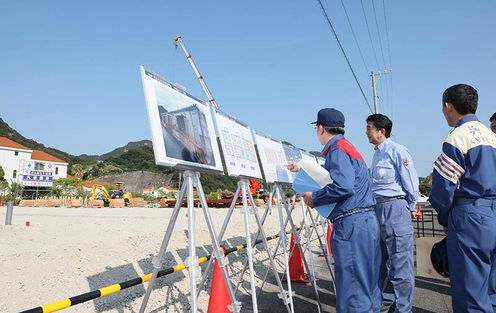 Photograph of the Prime Minister visiting the construction site for emergency temporary housing