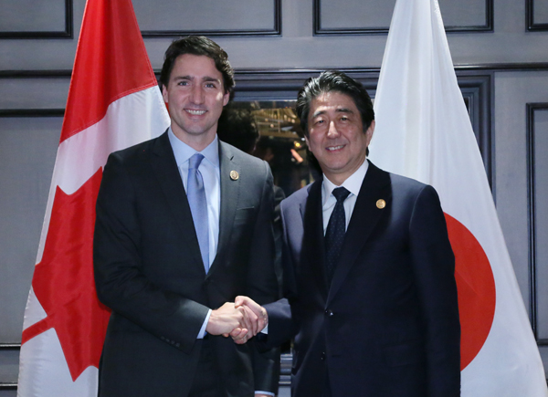 Photograph of the Prime Minister shaking hands with the Prime Minister of Canada