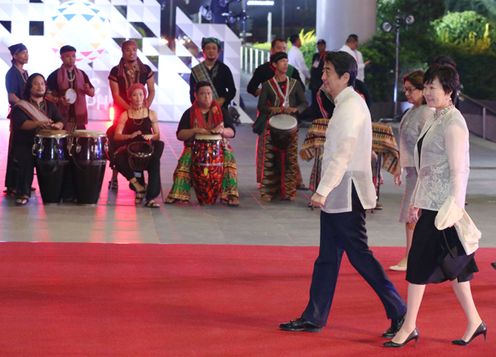 Photograph of Prime Minister Abe and Mrs. Abe heading to the welcome dinner (pool photo)