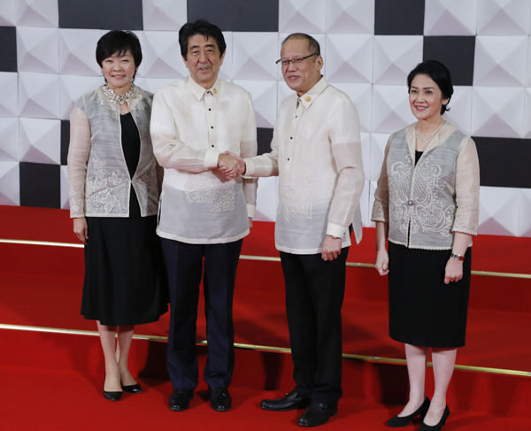 Photograph of Prime Minister Abe and Mrs. Abe being welcomed by the President of the Philippines and his wife at the welcome dinner (pool photo)