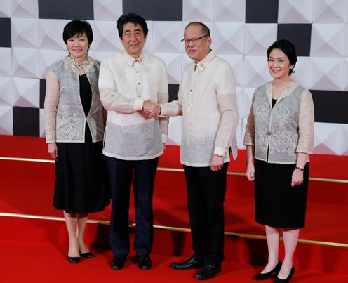 Photograph of Prime Minister Abe and Mrs. Abe being welcomed by the President of the Philippines and his wife at the welcome dinner (pool photo)