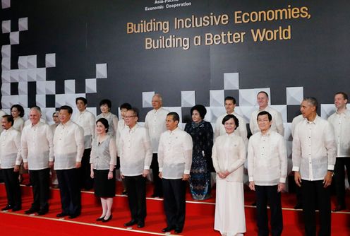 Photograph of the commemorative photograph session at the welcome dinner (pool photo)