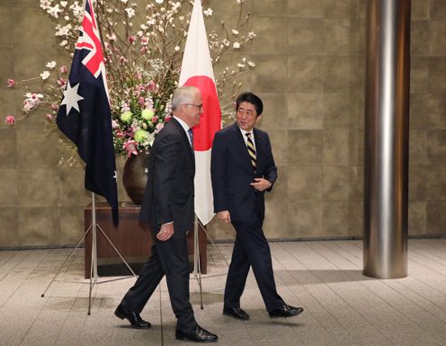 Photograph of the Prime Minister welcoming the Prime Minister of Australia