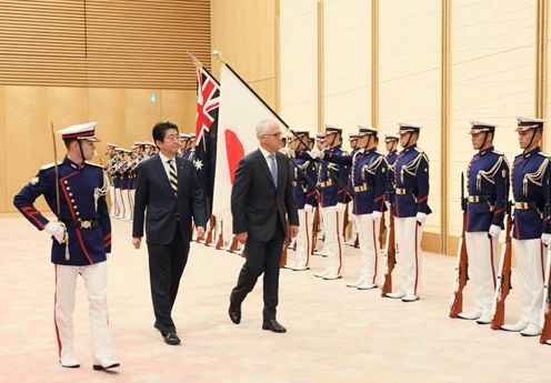 Photograph of the salute and the guard of honor ceremony (2)