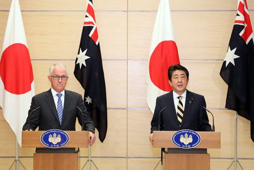 Photograph of the joint press announcement (1)