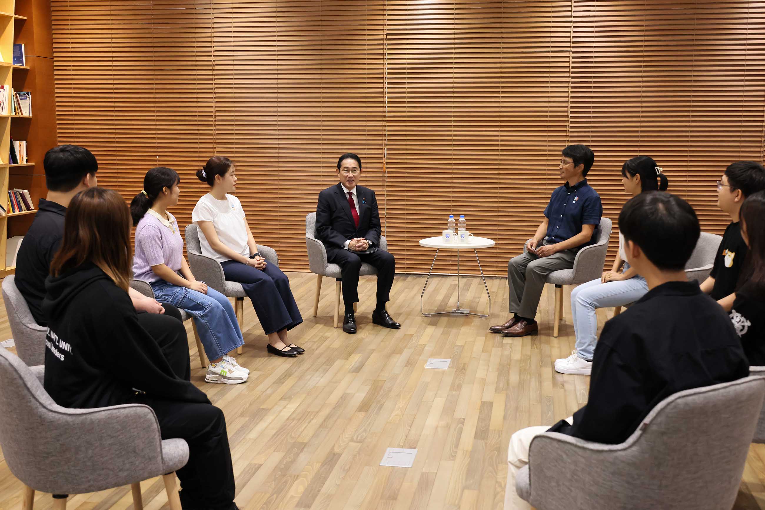 Prime Minister Kishida exchanging views with Japanese and Korean students (1)