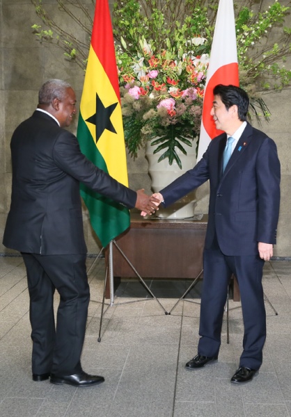 Photograph of Prime Minister Abe welcoming the President of Ghana