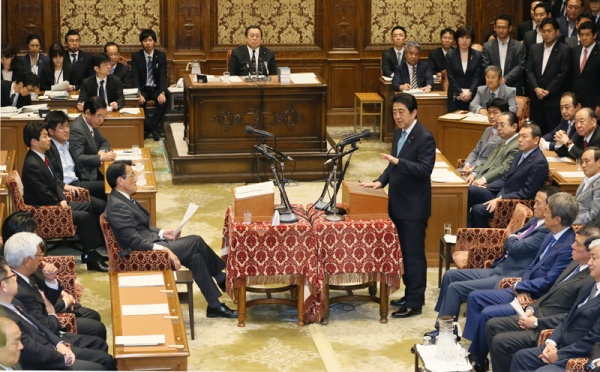 Photograph of the Prime Minister making a statement (1)
