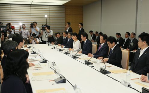 Photograph of the Prime Minister delivering an address (2)