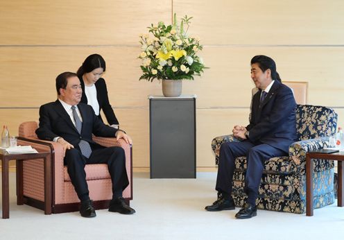 Photograph of the Prime Minister receiving the courtesy call (2)