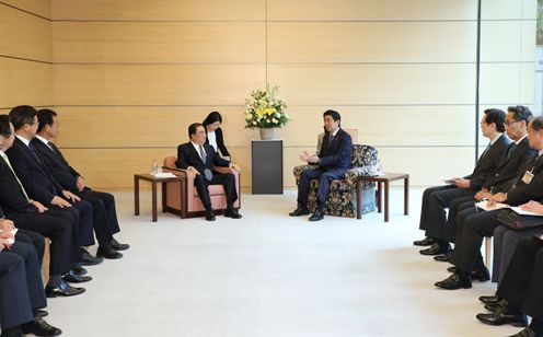 Photograph of the Prime Minister receiving the courtesy call (3)