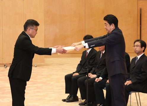 Photograph of the Prime Minister presenting a certificate of appreciation (1)