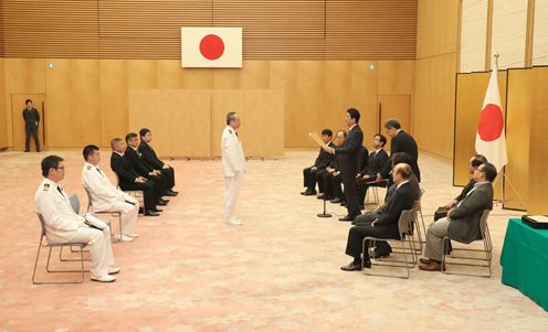 Photograph of the Prime Minister presenting a certificate of appreciation (2)