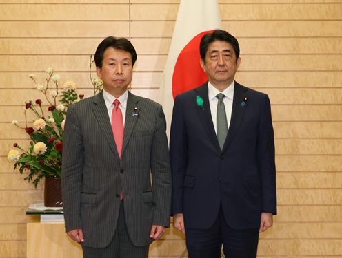 Photograph of the Prime Minister attending a photograph session with the newly appointed Parliamentary Vice-Minister Ogushi (1)