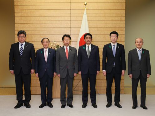 Photograph of the Prime Minister attending a photograph session with the newly appointed Parliamentary Vice-Minister Ogushi (2)