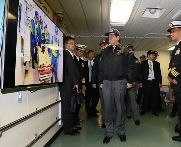Photograph of the Prime Minister touring an Izumo-class destroyer