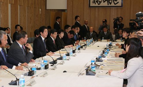 Photograph of the Prime Minister delivering an address (2)