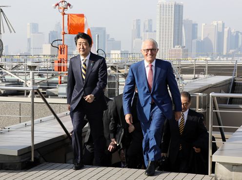 Photograph of the leaders heading to the JGSDF Narashino Training Area (1)