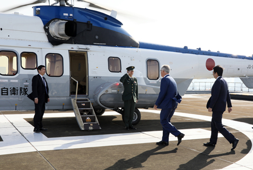 Photograph of the leaders heading to the JGSDF Narashino Training Area (2)