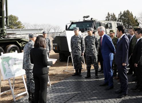 Photograph of the leaders visiting the JGSDF Narashino Training Area (1)