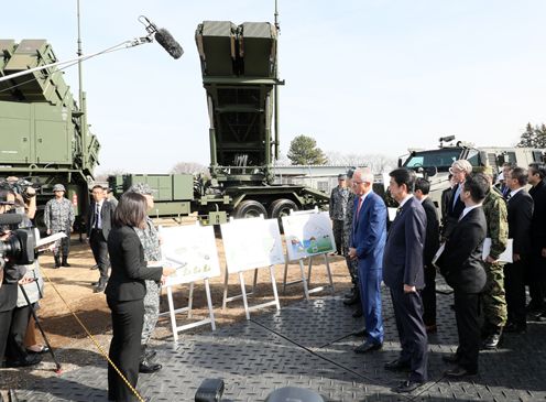 Photograph of the leaders visiting the JGSDF Narashino Training Area (2)