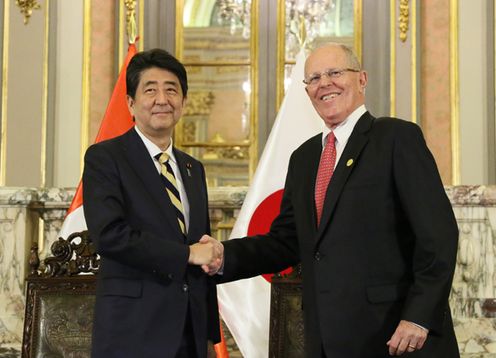 Photograph of the leaders shaking hands