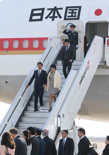 Photograph of the Prime Minister arriving in Peru (1)
