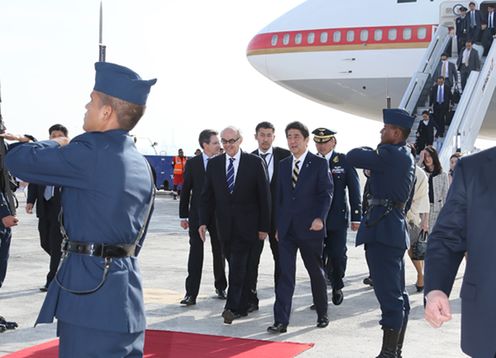 Photograph of the Prime Minister arriving in Peru (2)