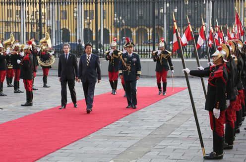 Photograph of the Prime Minister attending the guard of honor ceremony (1)