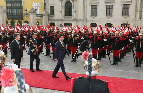 Photograph of the Prime Minister attending the guard of honor ceremony (2)